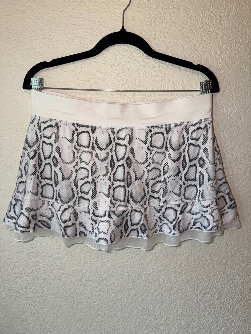 Sofibella White Snake-Print Ruffle Hem Skirt. Size Medium